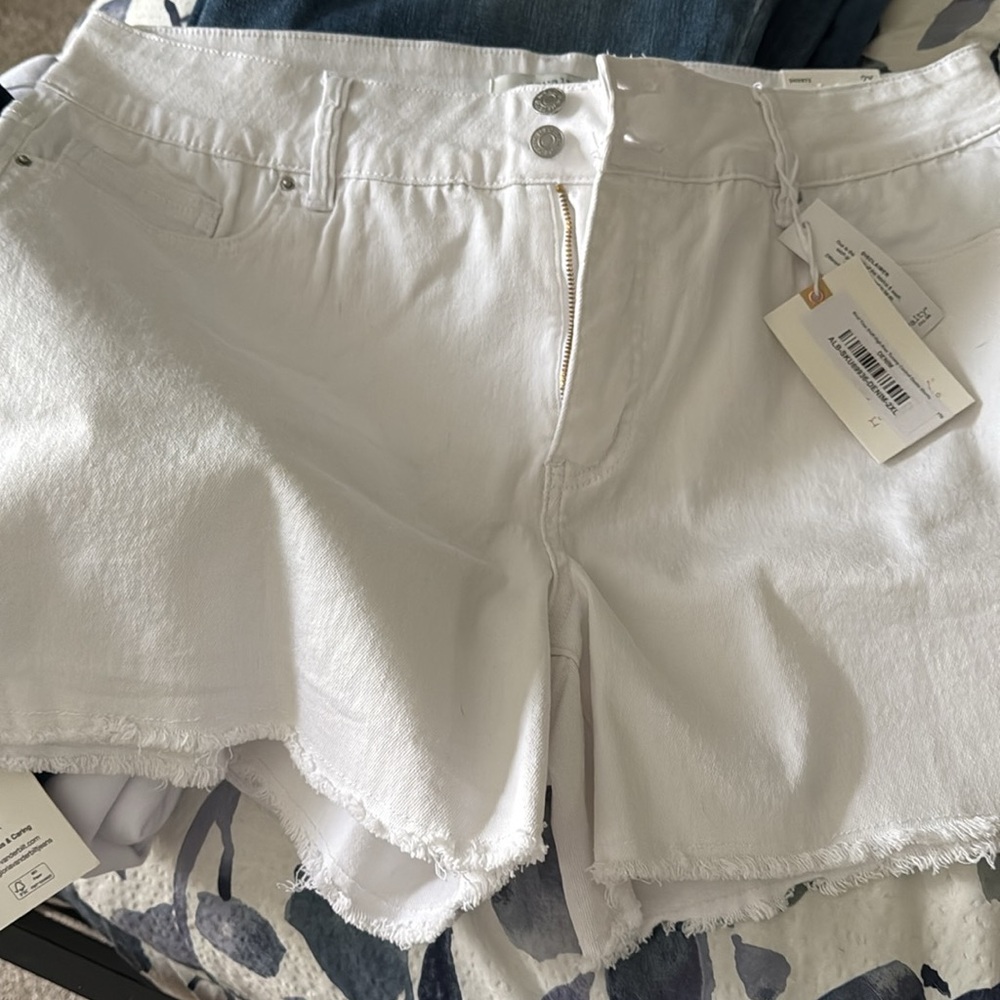Royalty For Me Jean shorts White and Gold Tag. Never worn